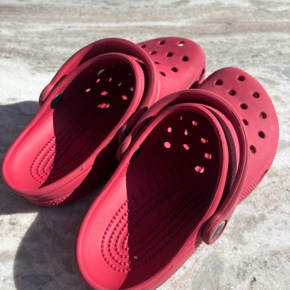 Red crocs 4-6 - Picture 2 of 3